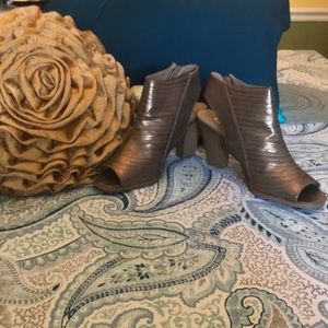 CL by Laundry are a shine bronze peep size 10.